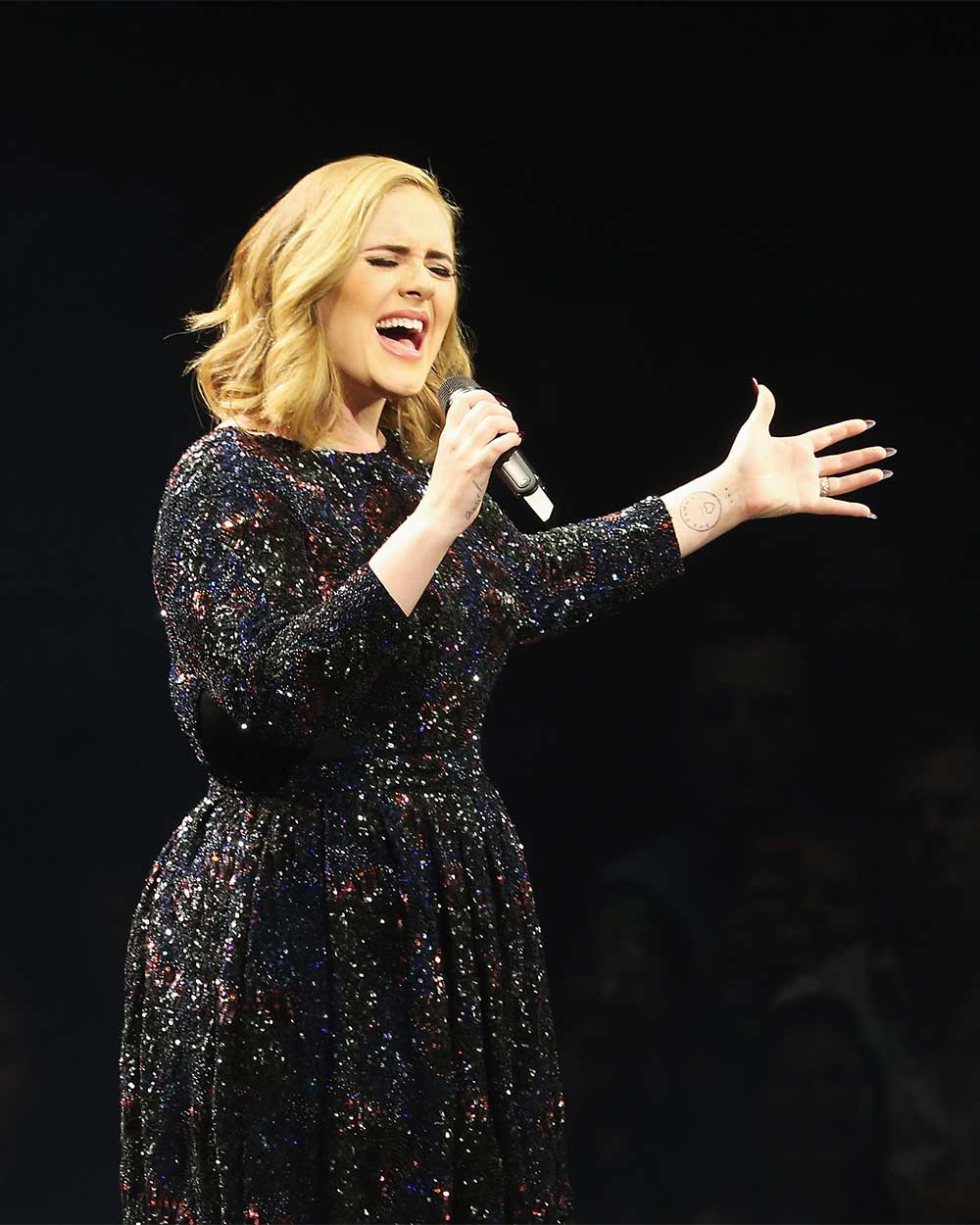 Adele forgot her own lyrics and her reaction is LOL