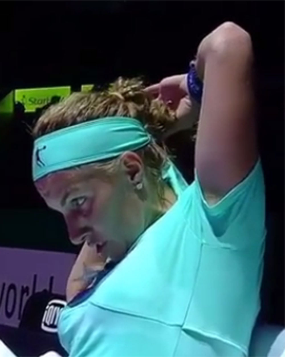 Sventlana Kuznetsova gives self haircut during tennis match
