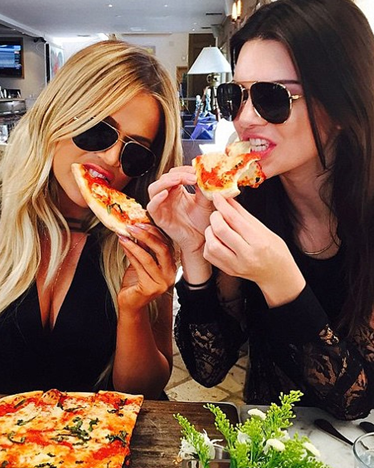 Khloe Kardashian and Kendall eating pizza (H)