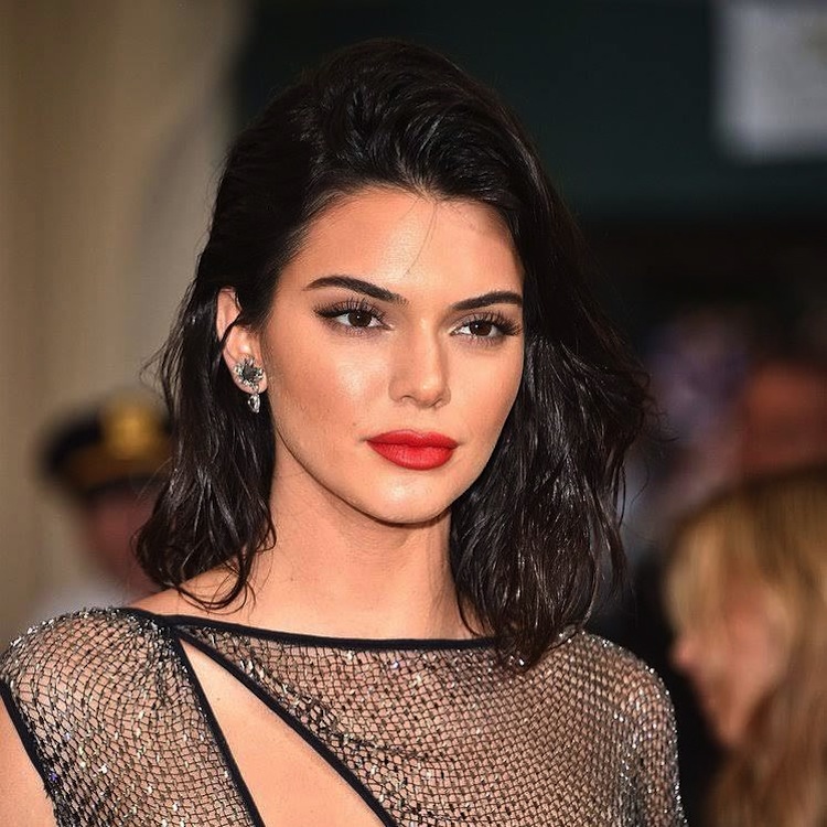 Kendall Jenner on the red carpet with slim face from hair style